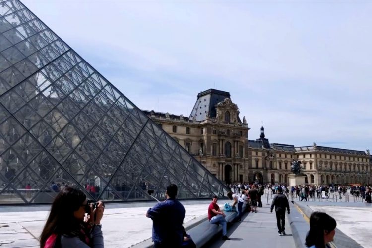 Музей Лувра сегодня снова принял гостей