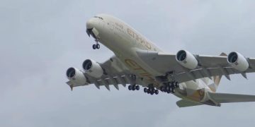 Авиакомпания Etihad вводит треугольные тарелки в эконом-классе