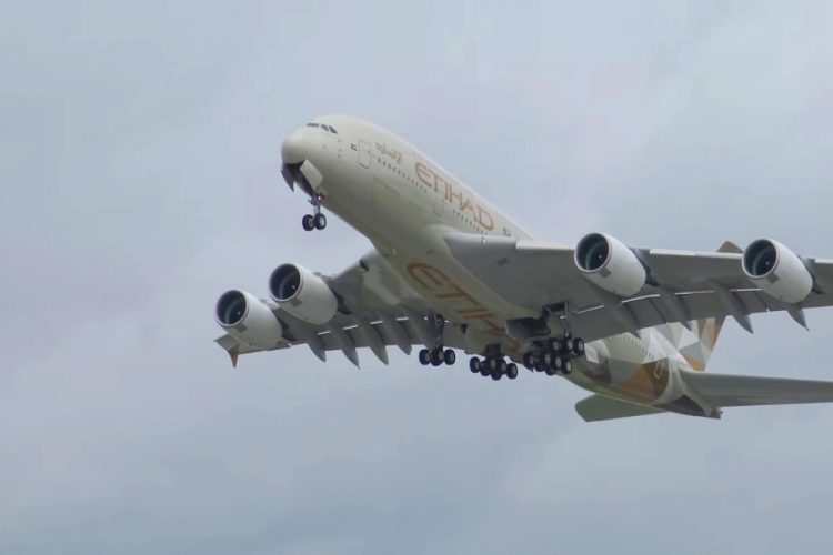 Авиакомпания Etihad вводит треугольные тарелки в эконом-классе