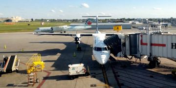 Пилот WestJet обжег глаза лазерным лучом