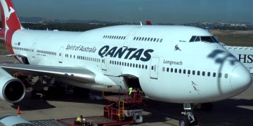 Авиакомпания Qantas продаст дорогие билеты со скидкой 75%