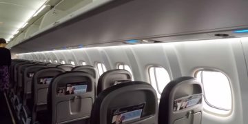 Самолет авиакомпании Air NZ вернулся в аэропорт, так как его ударила молния