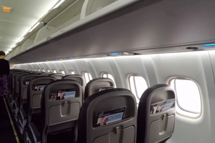 Самолет авиакомпании Air NZ вернулся в аэропорт, так как его ударила молния