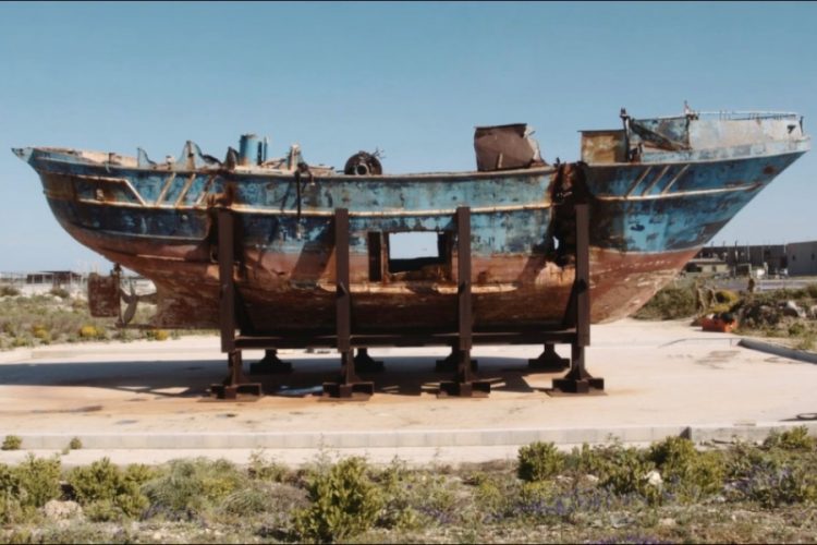 Рыбацкая лодка, на которой в 2015 году погибло 900 мигрантов, стала экспонатом