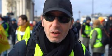 Протестующие в желтых жилетах во Франции вынудили власть принять меры на праздники