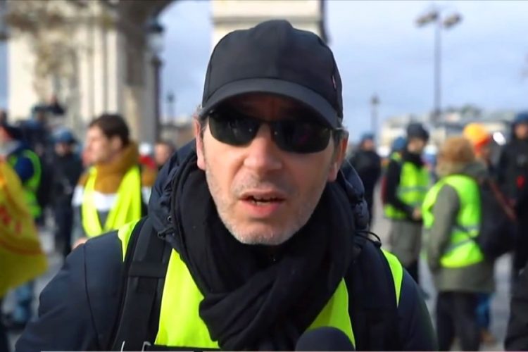 Протестующие в желтых жилетах во Франции вынудили власть принять меры на праздники