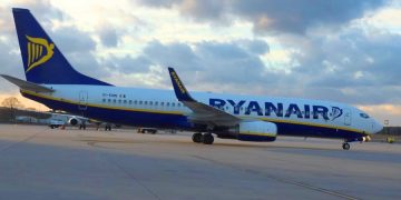 Пассажир авиакомпании Ryanair укусил соседку и пытался открыть двери