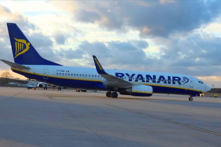 Пассажир авиакомпании Ryanair укусил соседку и пытался открыть двери