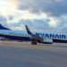 Пассажир авиакомпании Ryanair укусил соседку и пытался открыть двери