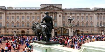 Более 200 рисунков Леонардо да Винчи покажут в Букингемском дворце