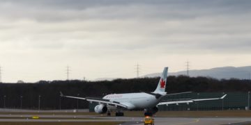 В аэропорту Манчестера задержалось более 10 000 пассажиров