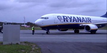 Пассажирке авиакомпании Ryanair запретили кормить грудью ребенка