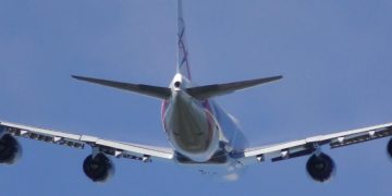 Менее половины авиакомпаний мира предлагают компенсировать вред от полетов