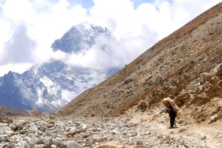 На горе Эверест убирают мусор: находят даже трупов