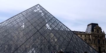 Победители конкурса Airbnb рассказали о ночи в парижском Лувре