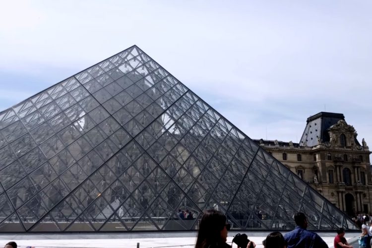 Победители конкурса Airbnb рассказали о ночи в парижском Лувре