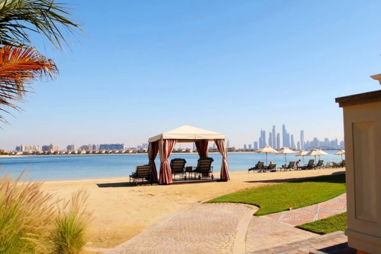 Дубай открыл торговый центр в саду