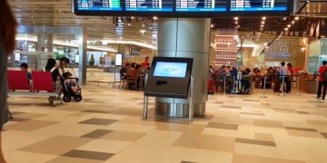 Пассажирка пыталась задержать самолет, чтобы дочь успела посетить магазины