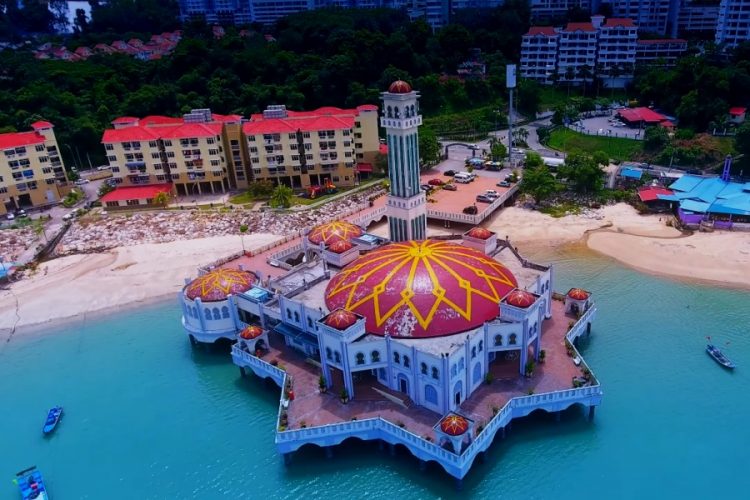 Малайзийский портовый город Джорджтаун покидают жители из-за туристов