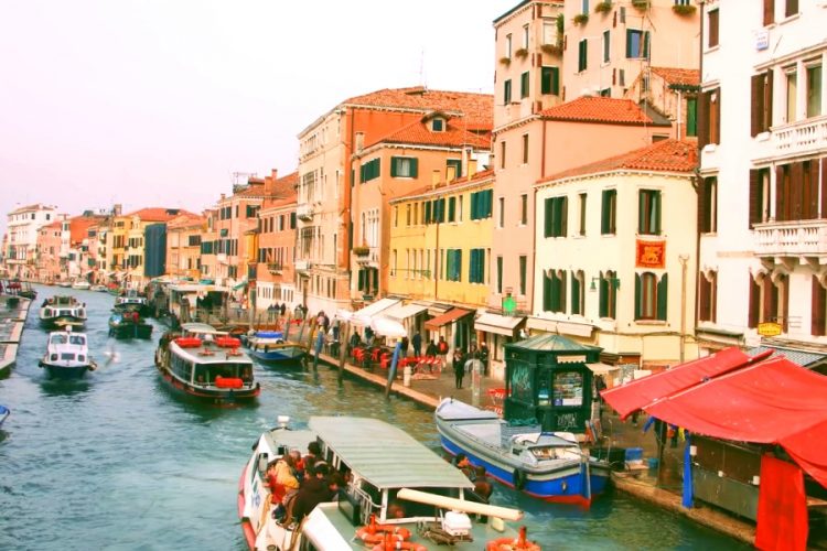 Обучение управлению гондолами в Венеции набирает обороты