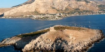 Остров женщин на Сицилии продается
