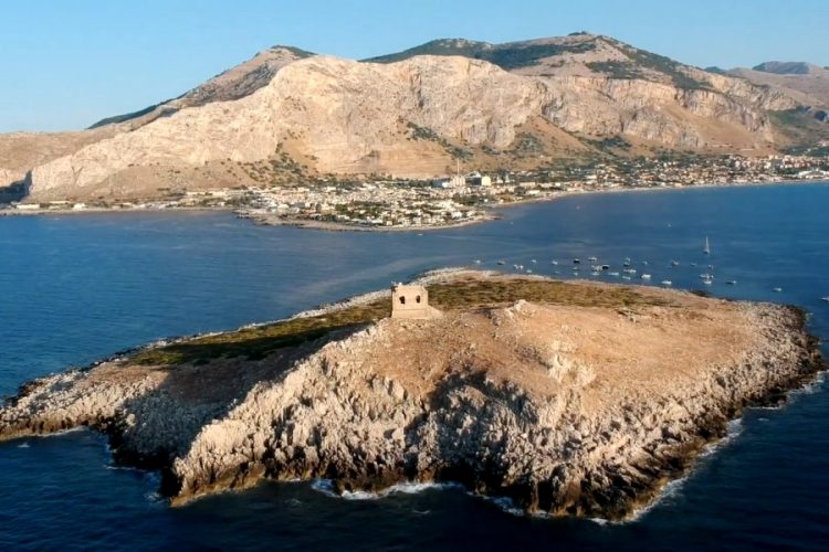 Остров женщин на Сицилии продается