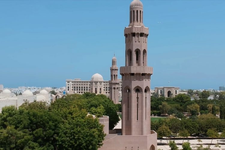 Водителя, который врезался в барьер высоты на туристическом автобусе, посадят