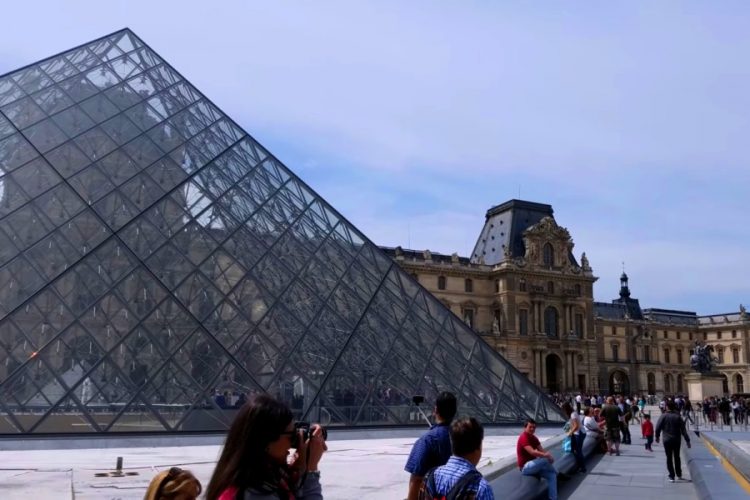 В Лувре предлагают поговорить с Мона Лизой