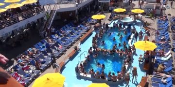 Carnival Cruise приглашает детей на зумбу в открытом море