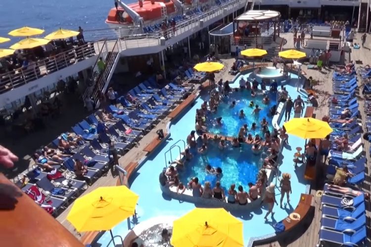 Carnival Cruise приглашает детей на зумбу в открытом море