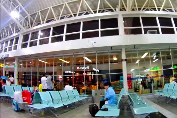 Аэропорт Саньи просит пассажиров не бросать монеты в двигатель самолета