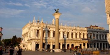 На площади Сан-Марко в Венеции прошел антитуристический митинг