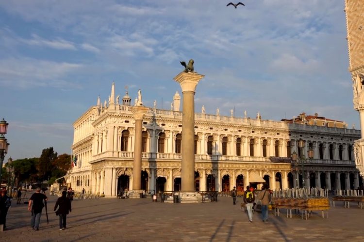 На площади Сан-Марко в Венеции прошел антитуристический митинг