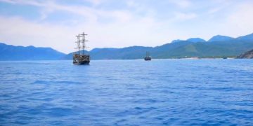 Порт Эге в Турции торжественно встретил 4 круизных лайнера