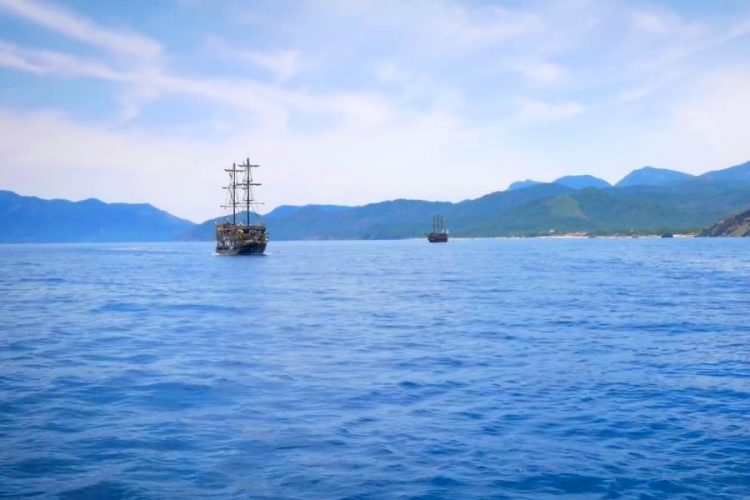 Порт Эге в Турции торжественно встретил 4 круизных лайнера