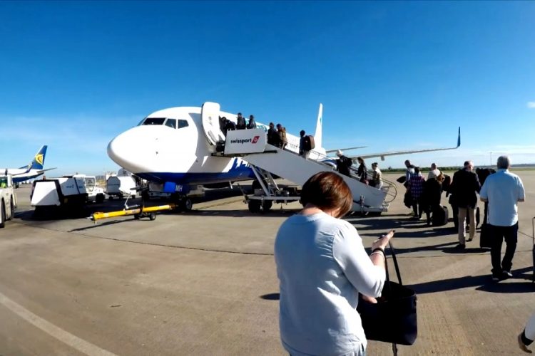 Пилоты Blue Air выполнили полет с поврежденным хвостом самолета