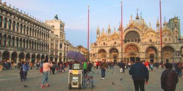 Туристку оштрафовали за открытую одежду в Венеции