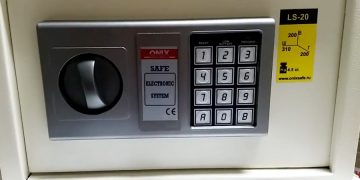 В Канаде посетитель музея вскрыл сейф, который с 90-х годов не открывали