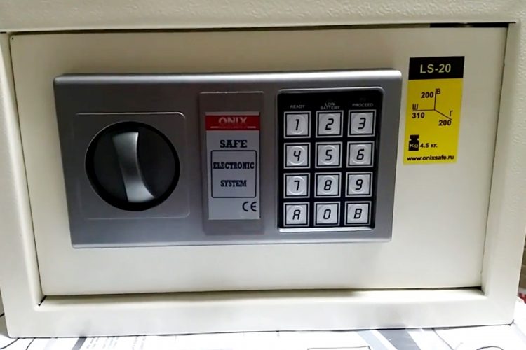 В Канаде посетитель музея вскрыл сейф, который с 90-х годов не открывали