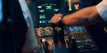 Пилот, который уснул и пропустил аэропорт, не спал 24 часа