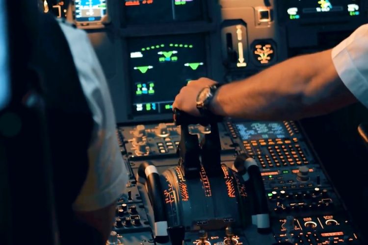 Пилот, который уснул и пропустил аэропорт, не спал 24 часа