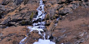 Пропавшие в Гималаях туристы попали под лавину