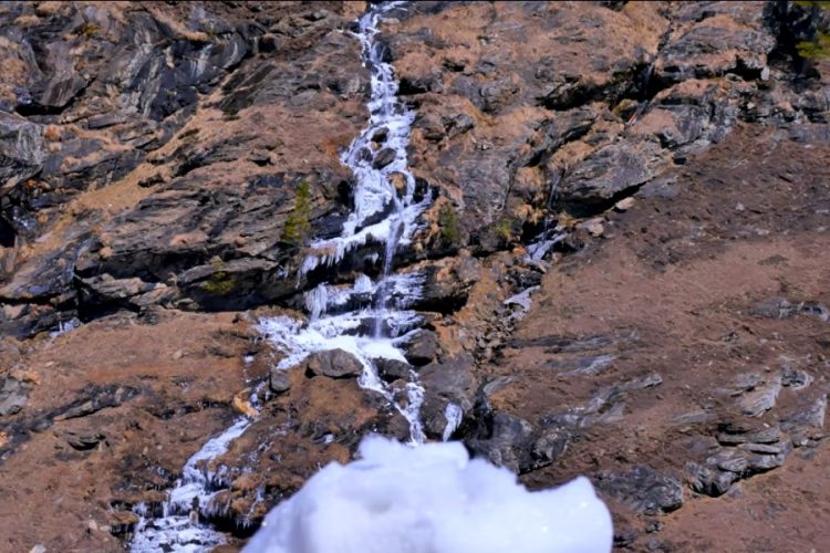 Пропавшие в Гималаях туристы попали под лавину