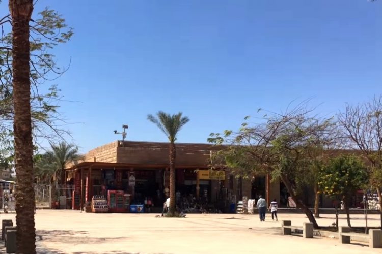 Воздушный шар с 11 туристами унесло ветром в горы в Луксоре