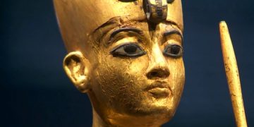 Шоу, сопровождающее известную выставку "Тутанхамон" в Париже, имеет огромный успех