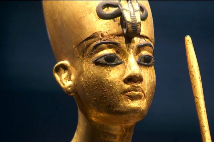 Шоу, сопровождающее известную выставку "Тутанхамон" в Париже, имеет огромный успех