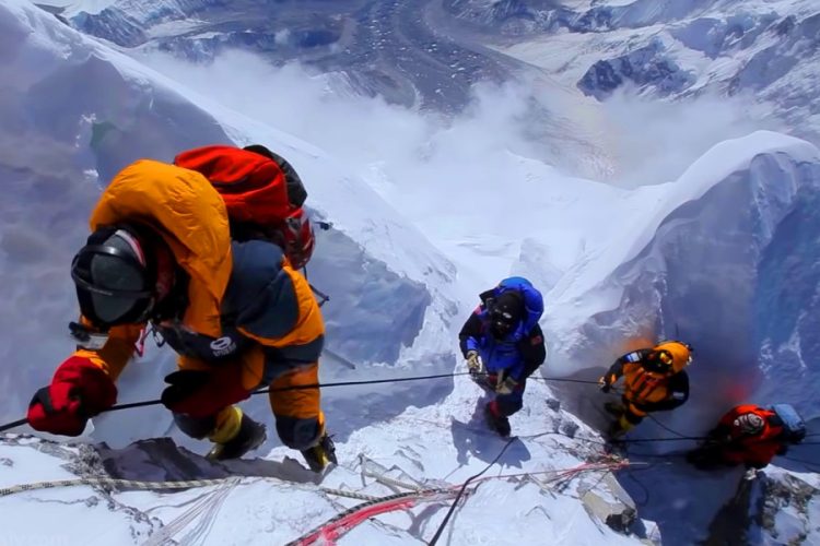 11 тонн мусора убрали на горе Эверест