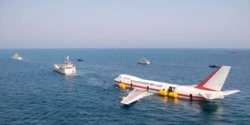В Бахрейне под воду опускают Боинг 747, как часть подводного парка