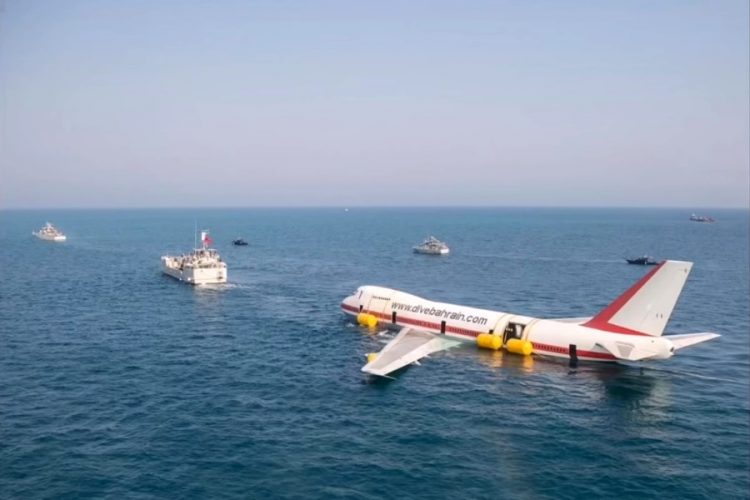 В Бахрейне под воду опускают Боинг 747, как часть подводного парка