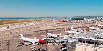 В аэропорту Ниццы самолет врезался в терминал